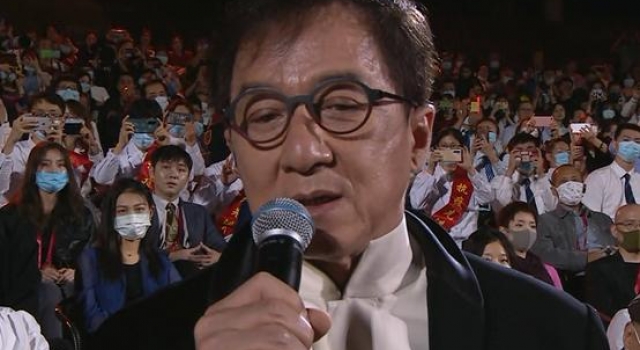 成龙正装出席金鸡奖开幕式,满脸皱纹发际线到头顶,状态令人担忧