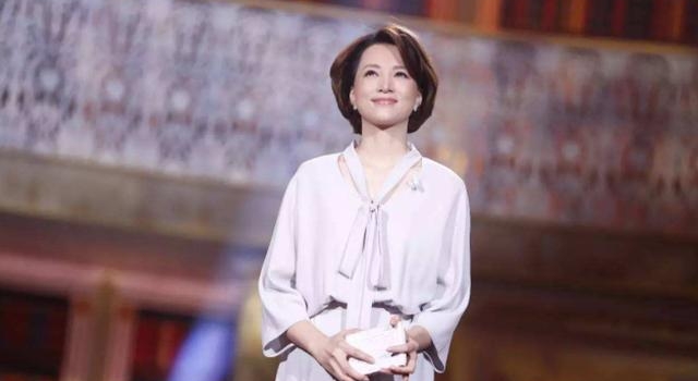 董卿自曝转型内幕,主持21年不满足,47岁的她仍想走出舒适圈