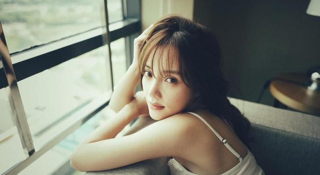 李小璐首谈离婚后生活!眼眶泛红称尚未走出风波,直言甜馨是全部