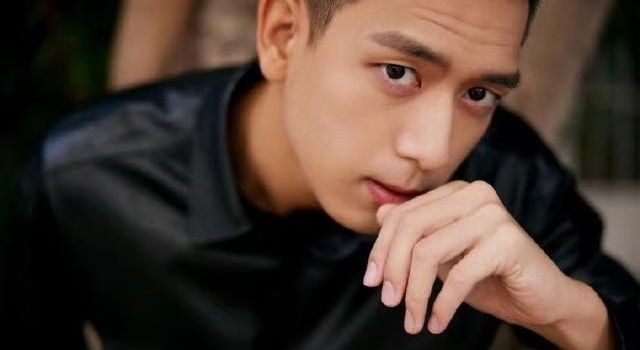 李现怕假发被吹跑!《亲爱的》最帅造型久违高冷,却还是个憨憨