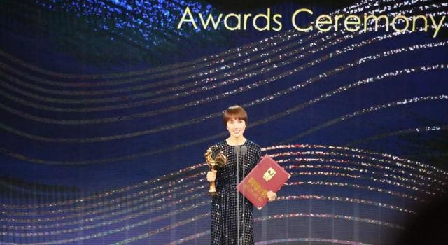 三封金鸡奖最佳女配,袁泉凭啥成为“演技的标杆”