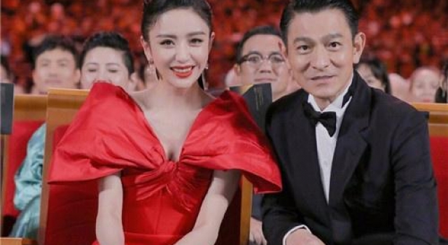 佟丽娅追星刘德华成功 向贾玲晒合照:不好意思