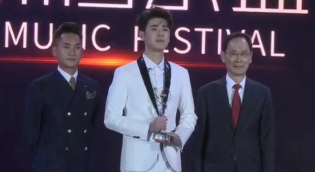 张云雷获“最具突破男歌手奖”,乐评人直言太“荒谬”
