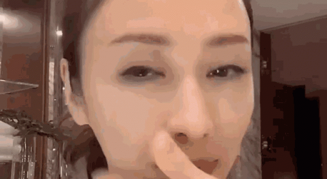 49岁黎姿洗脸露素颜,皮肤紧致像少女,3亿豪宅的浴室奢华