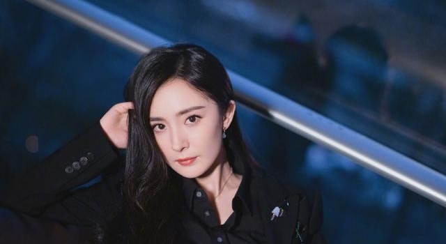 杨幂拿下大奖久违高调!穿西装都不再秀性感,一身黑也太低调了