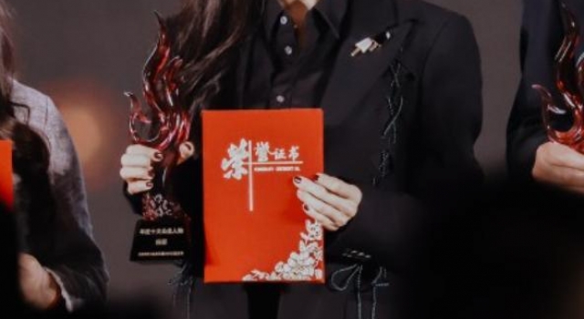 杨幂获封年度公益人物!身材纤细撑不起西装,竹竿腿瘦到像快折断