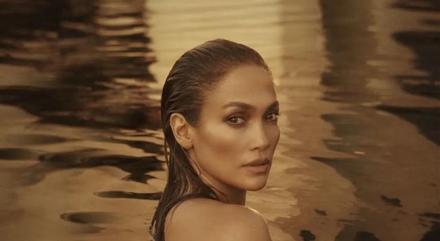 Jennifer Lopez 全裸拍新歌封面,这身材51岁?