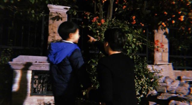 参观“国民校草”李易峰的家,庭院里面吃烧烤,和父母生活真幸福