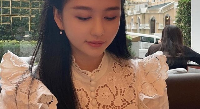 邱淑贞女儿气质不俗,近照曝光样貌出众,爸爸亏7亿对其无影响?