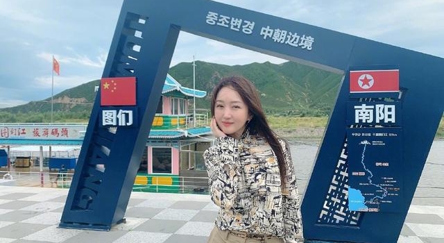 杨钰莹罕见露面,49岁穿弹力裤瘦成电线腿,扎丸子头游长江超嫩
