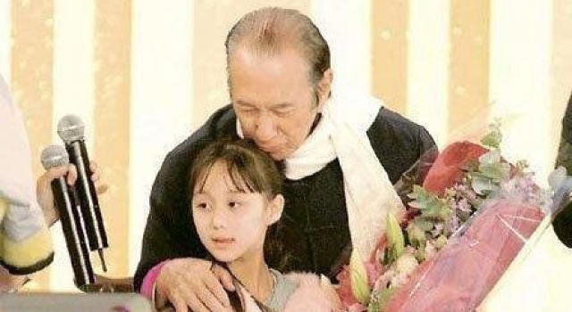赌王幼女近照曝光!双眼无神似没睡醒,曾被誉为“最美千金”
