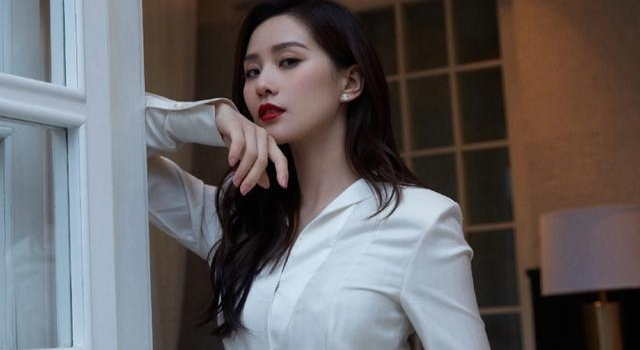 关晓彤又踩雷了?走红毯得罪造型师,网友:葱花炒蛋像村姑