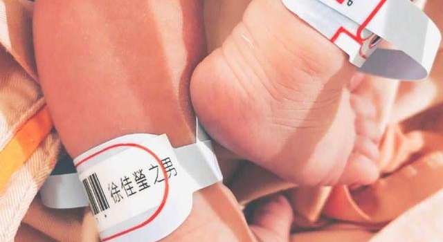 从“平凡女子”到“不平凡的母亲”,歌手徐佳莹生了
