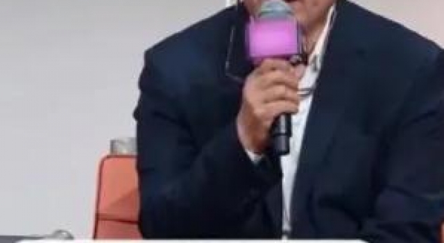 她曾是被陈凯歌骂哭的主持人,因性感身材走红,40岁仍风情万种