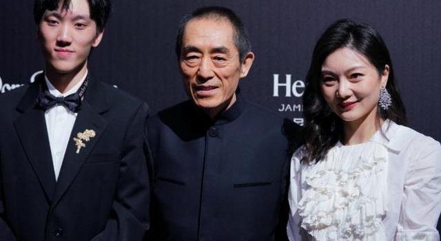 70岁张艺谋携老婆儿子出席活动,满脸皱纹太显老,同框像三代人