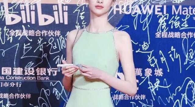 一战成名!新晋小花高颜值撞脸十位女星,同框合影艳压关晓彤?