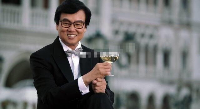 黄百鸣年过七旬身体硬朗,现身夜店为好友庆生,美女作陪嗨歌