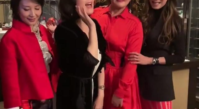 大S婆婆穿3万睡衣煮红酒,名下公司全关闭,仍拎十万手工包炫富