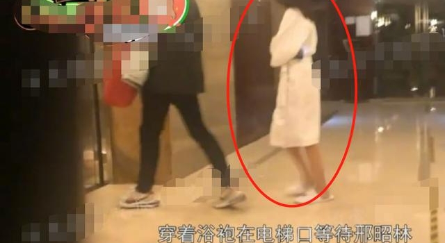 两千万粉丝男星恋情曝光,女方开房穿浴袍迎接,贴身亲热不顾监控