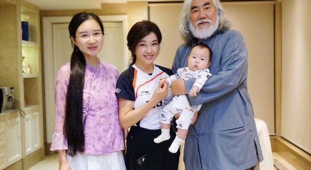 69岁张纪中首晒全家福,混血男孩引关注,他爹情史比电视剧精彩