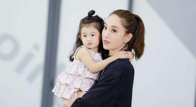 郑希怡女儿种菜不上学,孙楠孩子学校没办学资质,明星育儿也奇葩