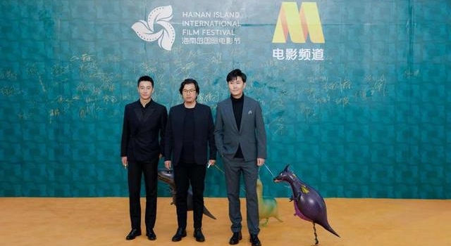 黄轩出席《乌海》亚洲首映礼 闭幕式红毯牵恐龙引瞩目