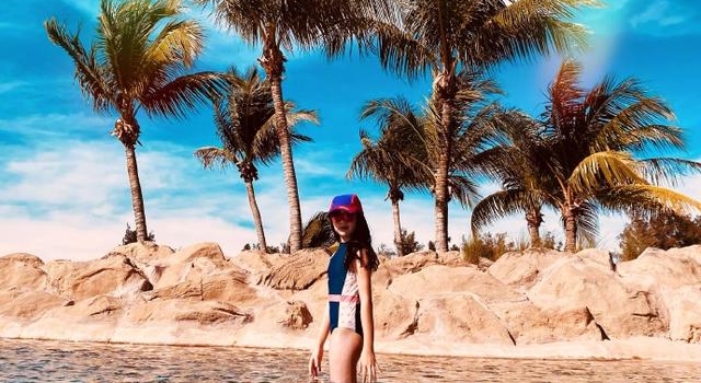 吴尊带家人海边度假 女儿秀长腿被赞像超模