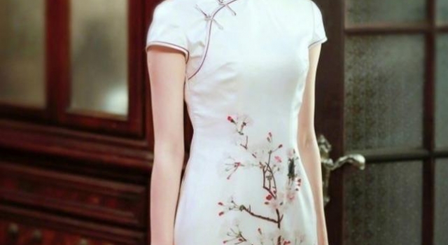 “沙漏身材”穿旗袍有多撩人?杨幂可爱、热巴性感,宋轶让人难忘