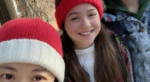 前央视主持姜丰晒混血儿女,国外豪宅自带游泳池,一个果盘上千块