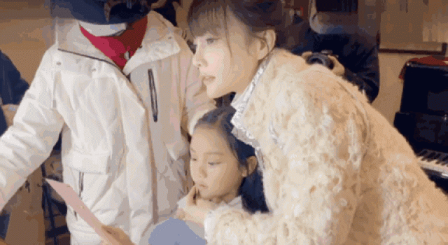 甜馨演出,李小璐亲自化妆,美成仙女的甜馨一个动作暴露教养