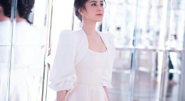 阿娇正式回归颜值狂飙!穿礼服公开亮相美成公主,瘦不少太意外