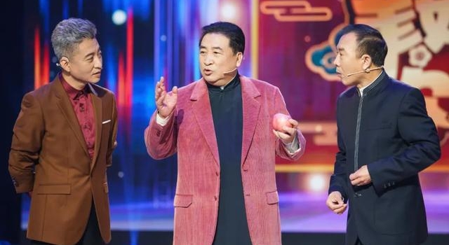 姜昆来广东跨年,被四个“专家”轮番忽悠