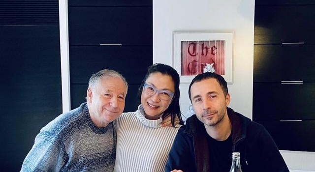 杨紫琼罕晒74岁男友,挽其儿子显亲密,恋爱16年难怀孕没结婚