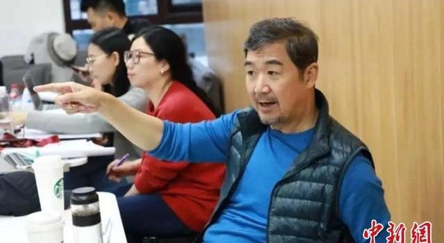 张国立首次执导话剧《我爱桃花》在深圳上演
