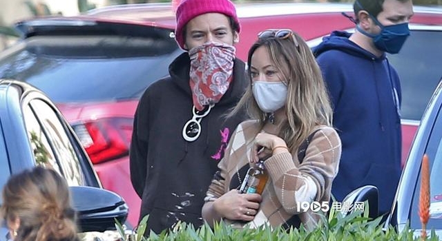 哈卷谈10岁差姐弟恋 带王尔德和友人聚会狂秀恩爱