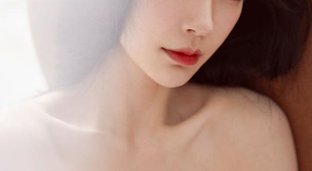 杨颖波浪卷发配红唇妩媚动人 穿刺绣抹胸白纱裙气质脱俗