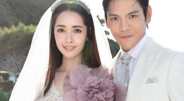 郭碧婷向佐女儿百日宴,向华强夫妇出席,合影站位却暴露地位如何