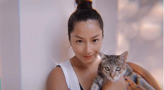 50岁女星瞿颖撞脸胡兵?黝黑麒麟臂太刺眼,年过半百仍独自一人
