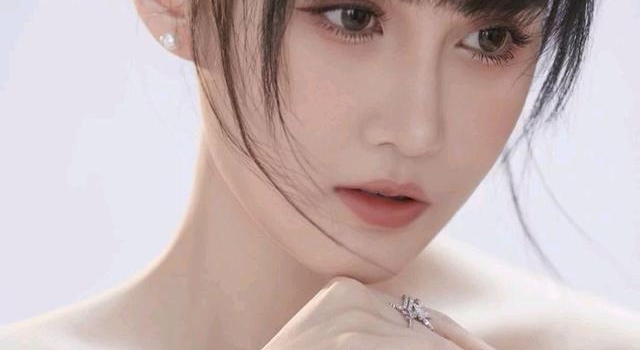 赵本山女儿高调炫富!称家里资产0多到数不清,用百万豪车拉泡菜