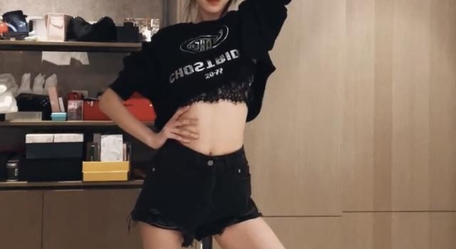 王思聪前女友家中热舞,腰太细裤子拿皮筋勒住,家中大别墅像城堡