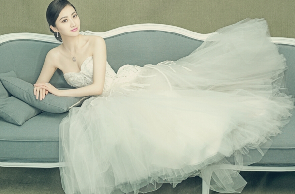 景甜笑容洋溢拍婚纱写真 甜美清新似仙女