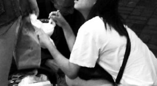 年轻女孩当街给流浪老人喂饭 获赞“福清最美女孩”