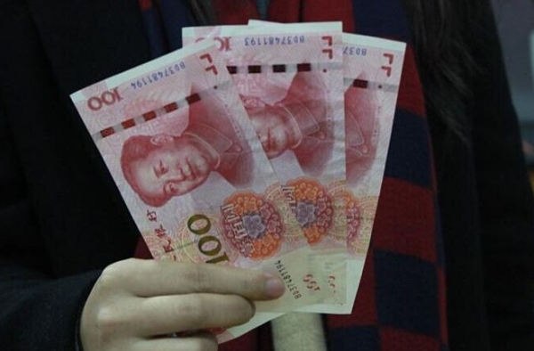 新版人民币乌龙事件：卖菜大妈以为假钞闹进派出所