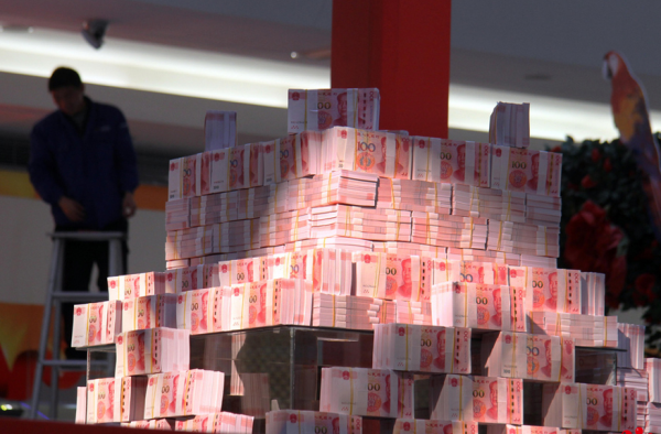 洛阳楼盘千万现金堆“钱山”重金悬赏 宣传楼盘招销售