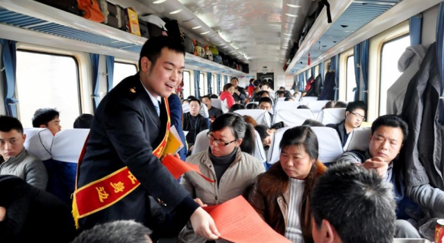 图说春运之列车上开起了招聘会