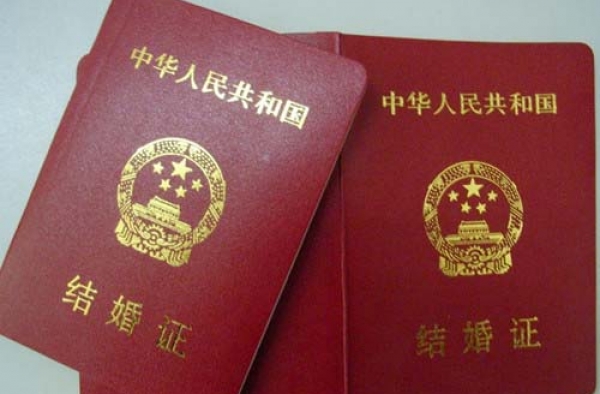 郑州一男子上午与发妻离婚 下午立马带新欢领结婚证