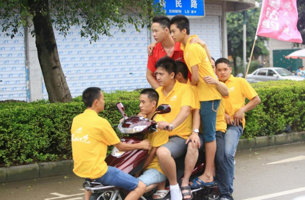 《印象》第228期:一辆电动车坐8人!超载乱象触目惊心
