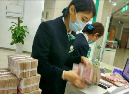德阳土豪携500万发霉现金银行开户 点7小时烧坏点钞机