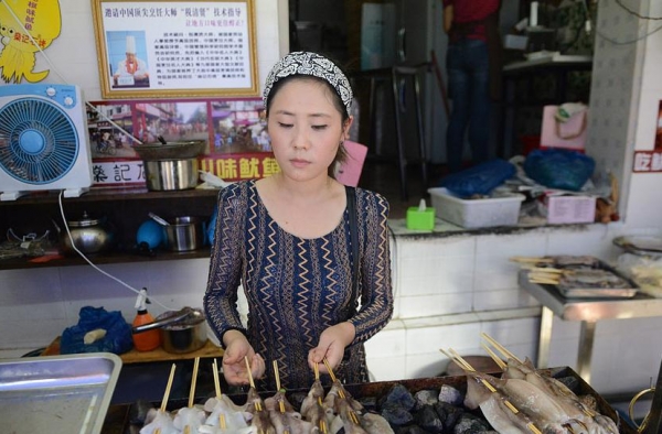 成都最美极品“鱿鱼西施” 靠脸吃饭成了加盟店