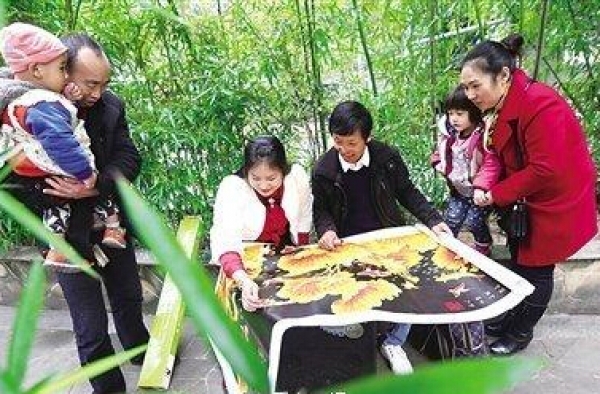 男子火灾救人被毁容 美女为其善心歌声打动相随流浪
